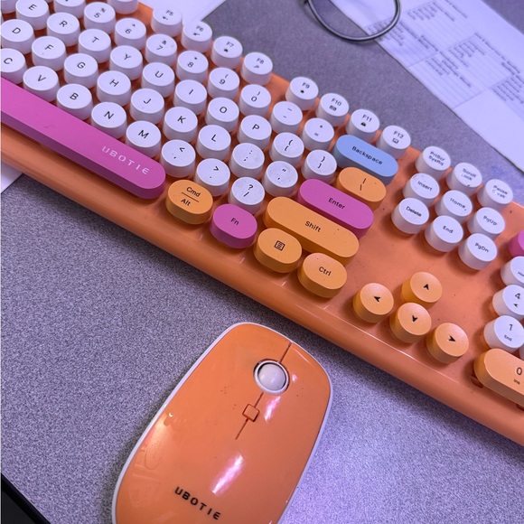 Wireless Keyboard - Picture 2 of 4